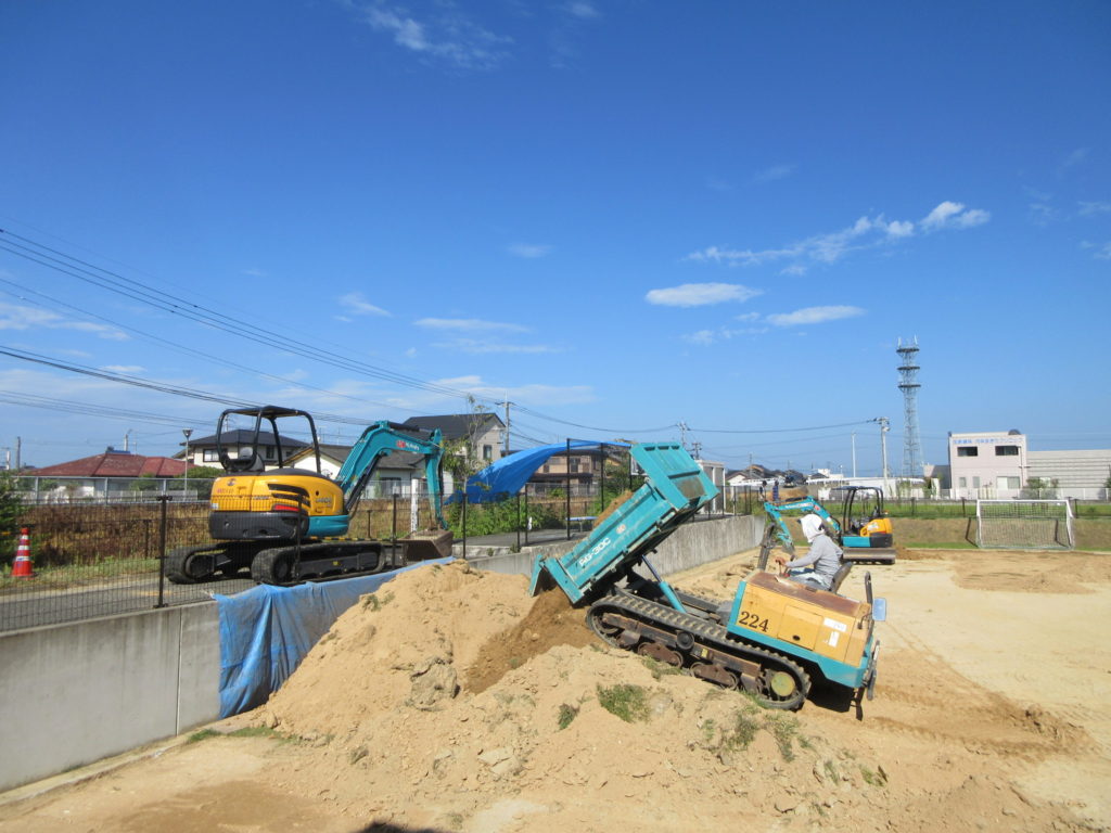 グランドの工事が始まりました。