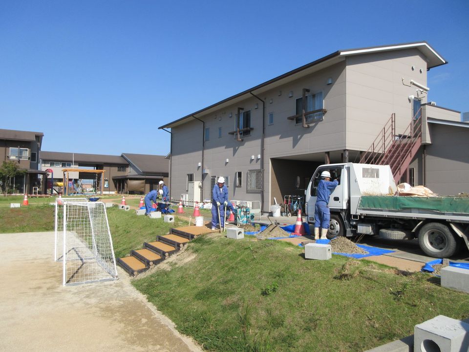 グランドのフェンス工事が始まりました。