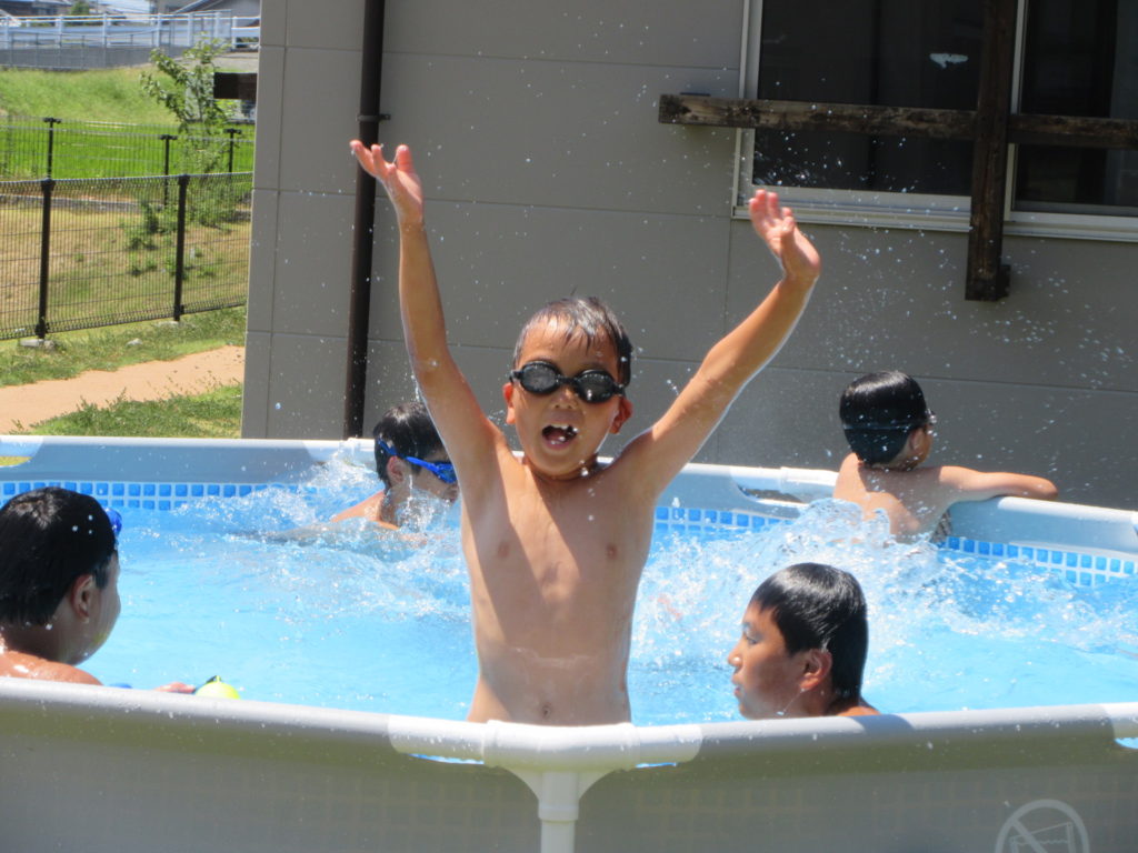 夏は青い海だ、プールだ！！